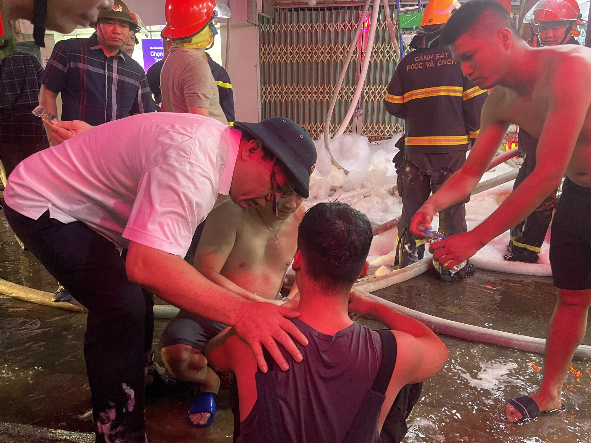 Vụ cháy ở nhà 6 tầng ở Định Công Hạ khiến nữ chủ nhà cùng con, cháu tử vong: Lời kể của cảnh sát PCCC- Ảnh 4.