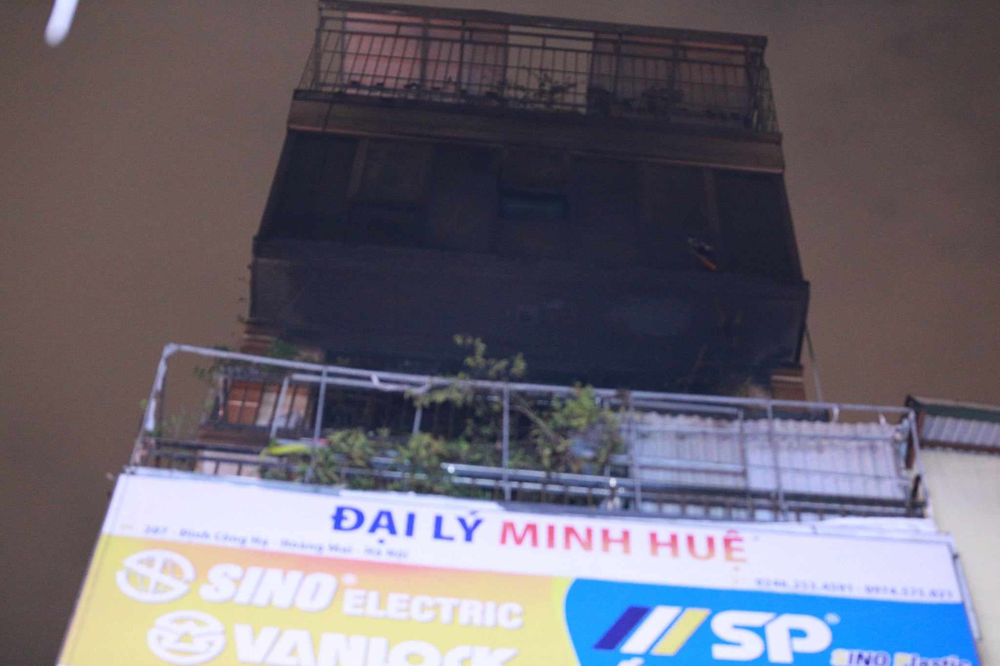 Rùng mình hiện trường hàng hóa bịt kín lối thoát nạn trong vụ cháy nhà trên phố Định Công Hạ khiến 4 người tử vong- Ảnh 10.