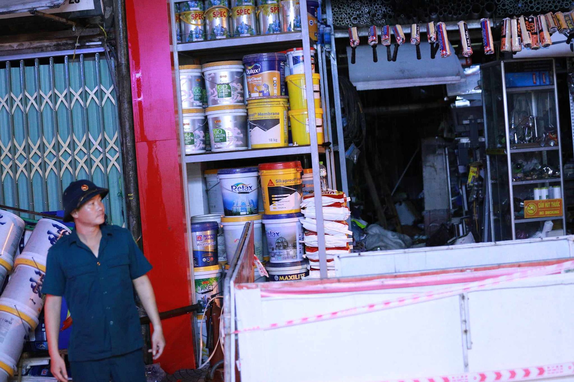 Rùng mình hiện trường hàng hóa bịt kín lối thoát nạn trong vụ cháy nhà trên phố Định Công Hạ khiến 4 người tử vong- Ảnh 9.