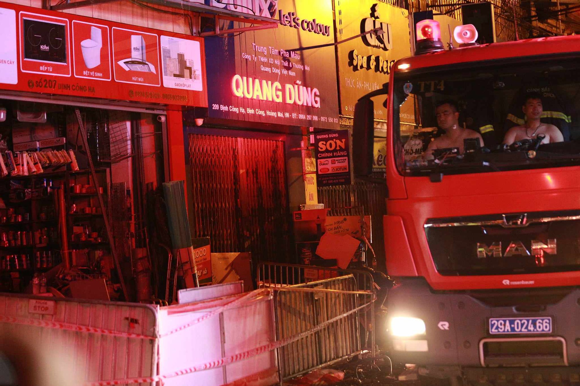Rùng mình hiện trường hàng hóa bịt kín lối thoát nạn trong vụ cháy nhà trên phố Định Công Hạ khiến 4 người tử vong- Ảnh 1.