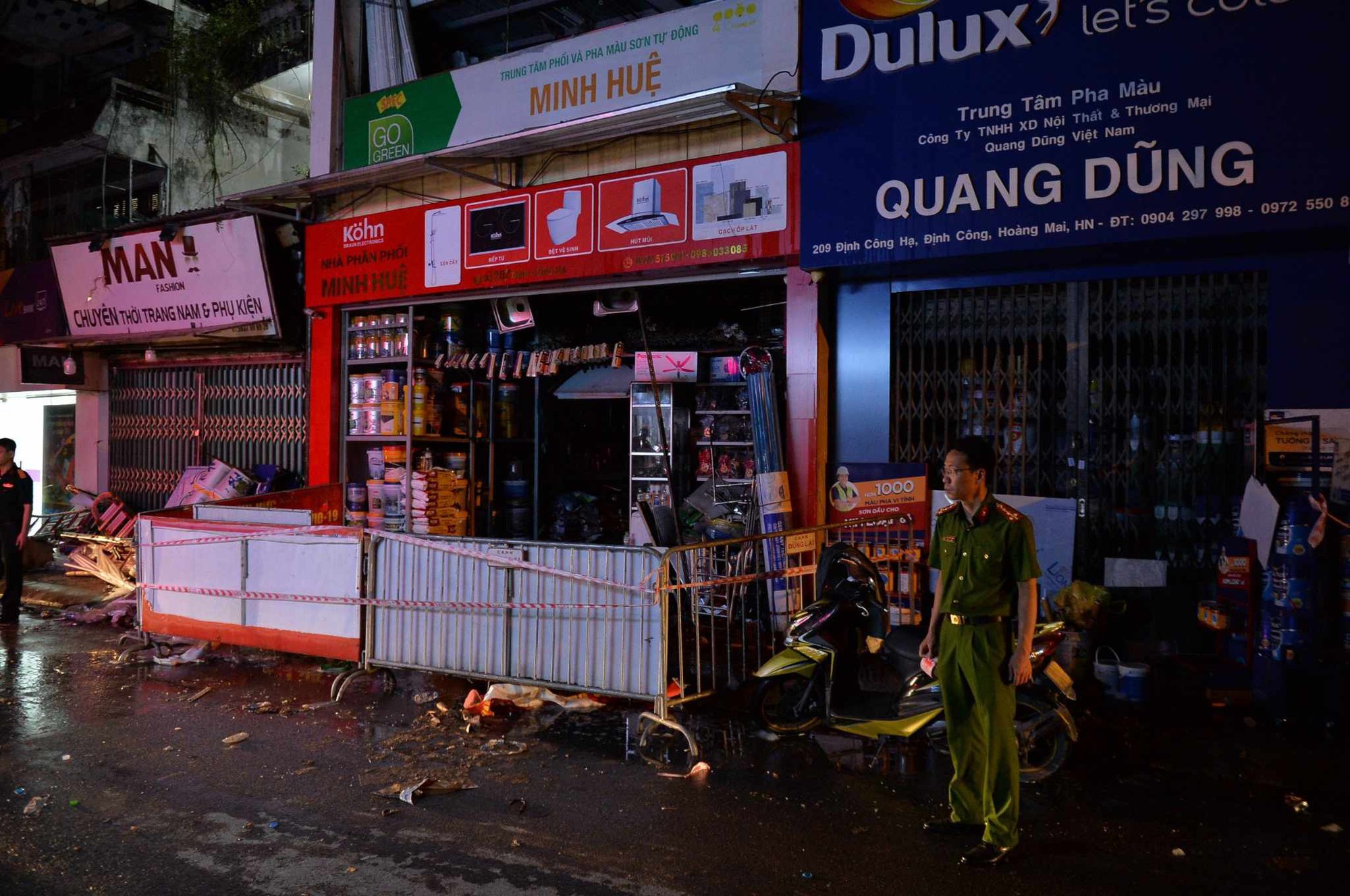 Rùng mình hiện trường hàng hóa bịt kín lối thoát nạn trong vụ cháy nhà trên phố Định Công Hạ khiến 4 người tử vong- Ảnh 7.