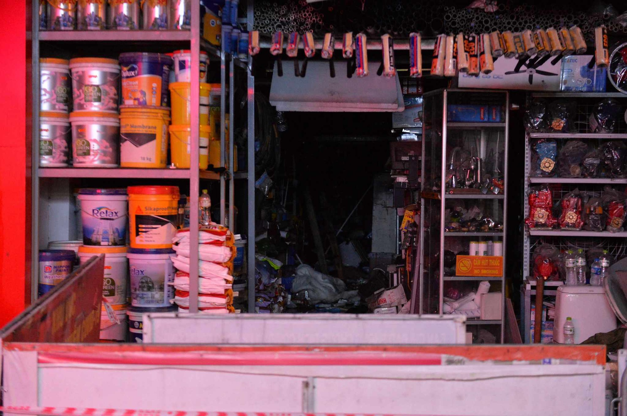 Rùng mình hiện trường hàng hóa bịt kín lối thoát nạn trong vụ cháy nhà trên phố Định Công Hạ khiến 4 người tử vong- Ảnh 3.