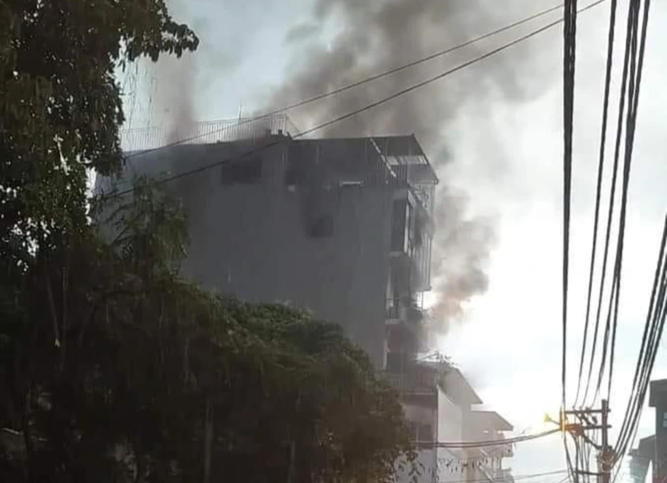 Vụ cháy 4 người tử vong ở Định Công Hạ: Chủ nhà tự thoát nạn sang mái nhà hàng xóm- Ảnh 1.