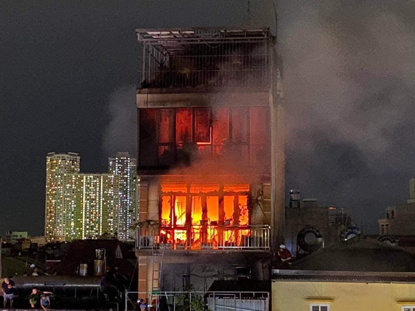 Vụ cháy 4 người tử vong ở Định Công Hạ: Chủ nhà tự thoát nạn sang mái nhà hàng xóm- Ảnh 2.