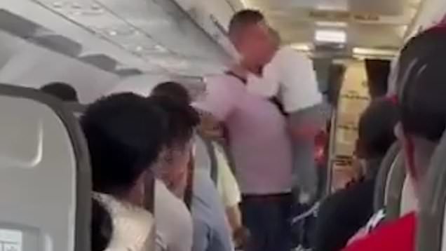 Chuyến bay bị hoãn vì toàn bộ hành khách đòi đuổi 1 bé trai xuống máy bay, nguyên do sự việc bất ngờ được ủng hộ- Ảnh 2.