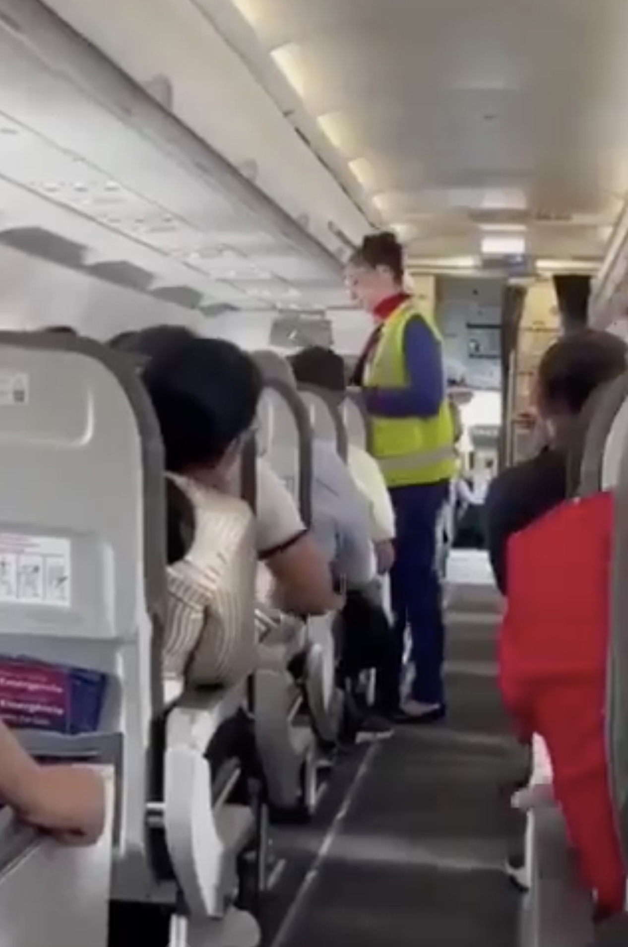 Chuyến bay bị hoãn vì toàn bộ hành khách đòi đuổi 1 bé trai xuống máy bay, nguyên do sự việc bất ngờ được ủng hộ- Ảnh 1.