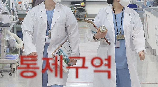 Cuộc chiến y tế tại Hàn Quốc diễn biến như phim: Các bác sĩ đưa ra “tối hậu thư” trước khi bệnh viện toàn quốc rơi vào tê liệt- Ảnh 1.