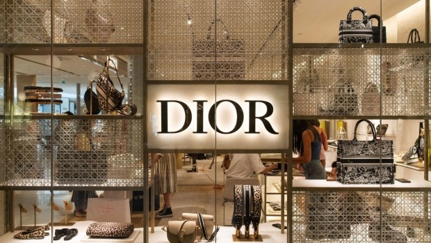 Tranh cãi nảy lửa: Dior sản xuất túi hiệu với giá chỉ 1,4 triệu đồng, vào store gắn tag 70 triệu đồng- Ảnh 1.