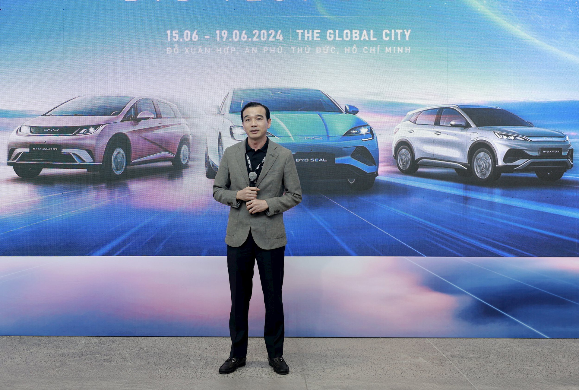 3 mẫu xe điện của BYD lần đầu trình diện khách Việt: Seal gây ấn tượng mạnh, Atto 3 đối đầu Toyota Corolla Cross- Ảnh 1.