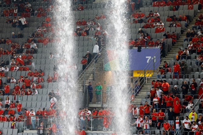 Hình ảnh sốc tại Euro 2024: Sân dột như thác sau bão, hàng chục fan xô xát nảy lửa ngay trên khán đài- Ảnh 2.