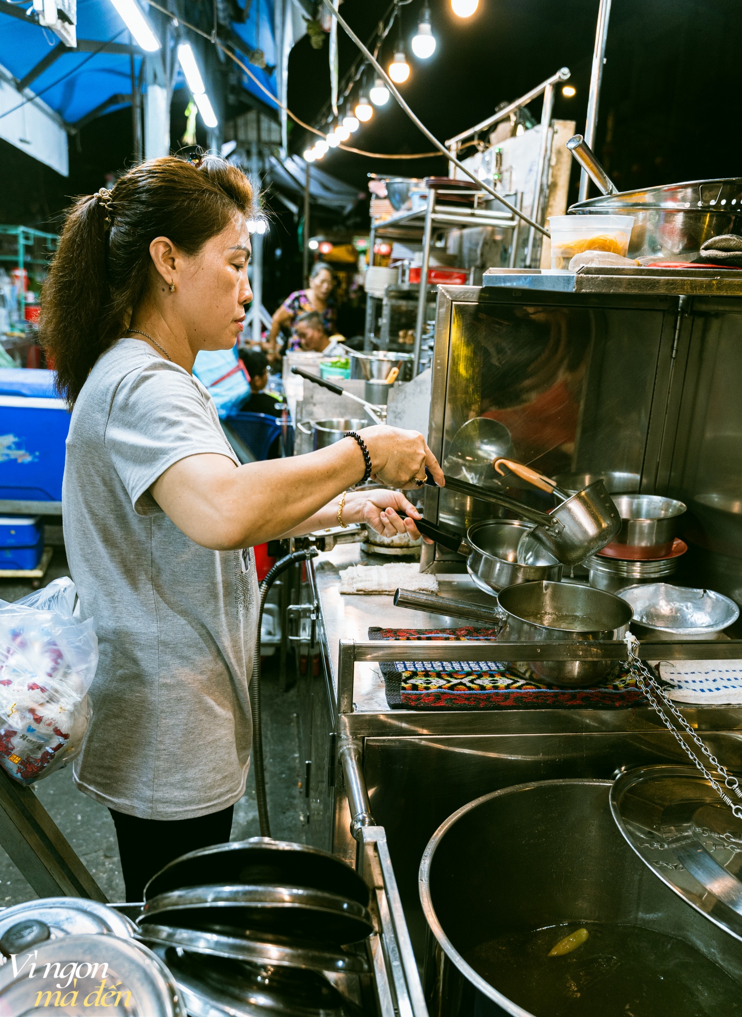 Tiệm lẩu tam tinh người Hẹ tuổi đời hơn 40 năm ở khu Chợ Lớn: Quán vỉa hè giá cao, đồ ăn đơn giản nhưng khách vẫn nườm nượp đến- Ảnh 18.