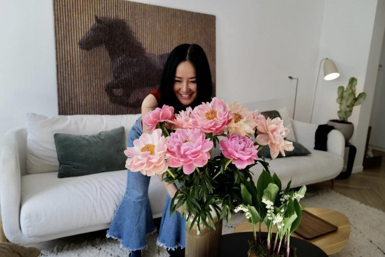 Diva Hồng Nhung chỉ cách cắm hoa cho người bận rộn, chỉ vài phút có ngay bình hoa tươi- Ảnh 6.