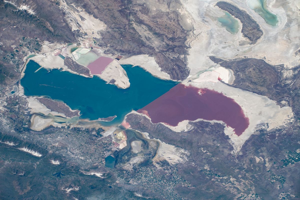 Hồ muối lớn ở Utah: Bí ẩn đằng sau hai màu nước xanh và đỏ- Ảnh 2.