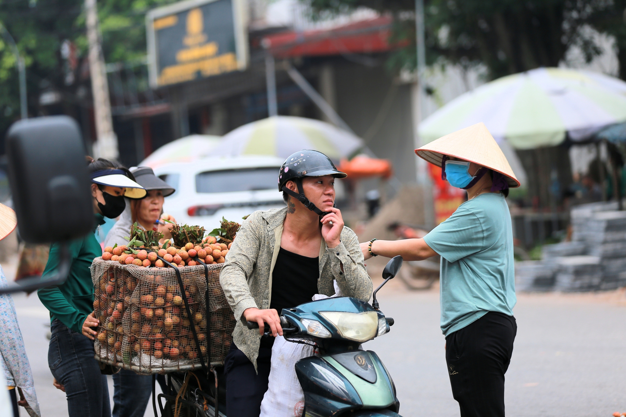 Bắc Giang: Người dân phấn khởi vì giá vải thiều cao chưa từng có, gần 100.000 đồng/kg- Ảnh 3.