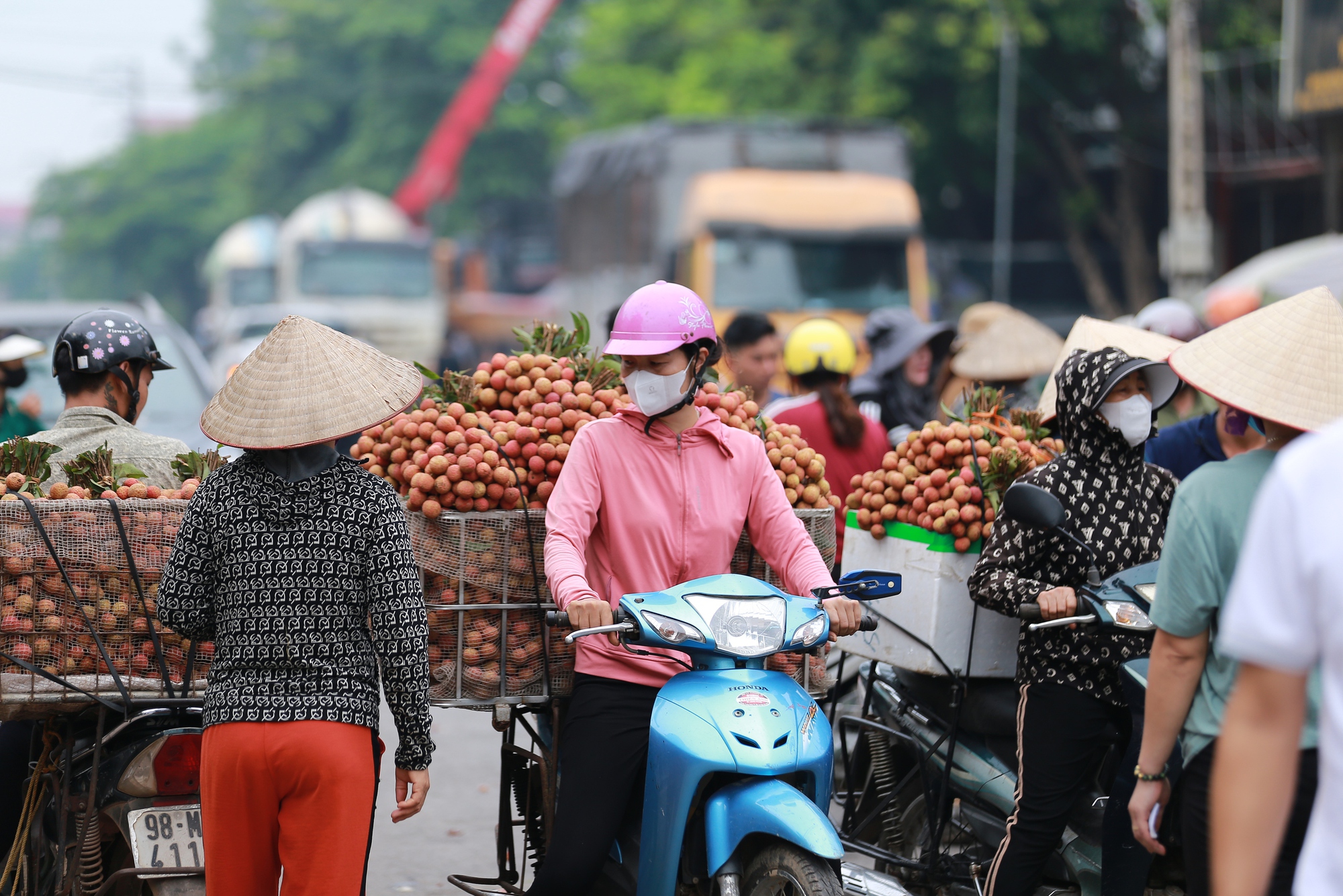 Bắc Giang: Người dân phấn khởi vì giá vải thiều cao chưa từng có, gần 100.000 đồng/kg- Ảnh 1.