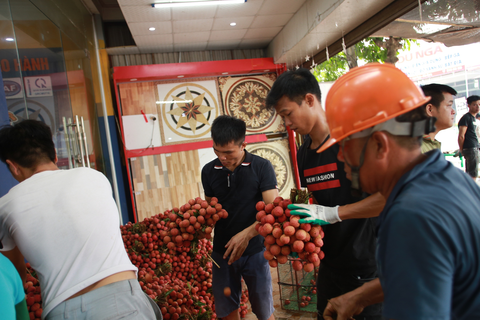 Bắc Giang: Người dân phấn khởi vì giá vải thiều cao chưa từng có, gần 100.000 đồng/kg- Ảnh 10.