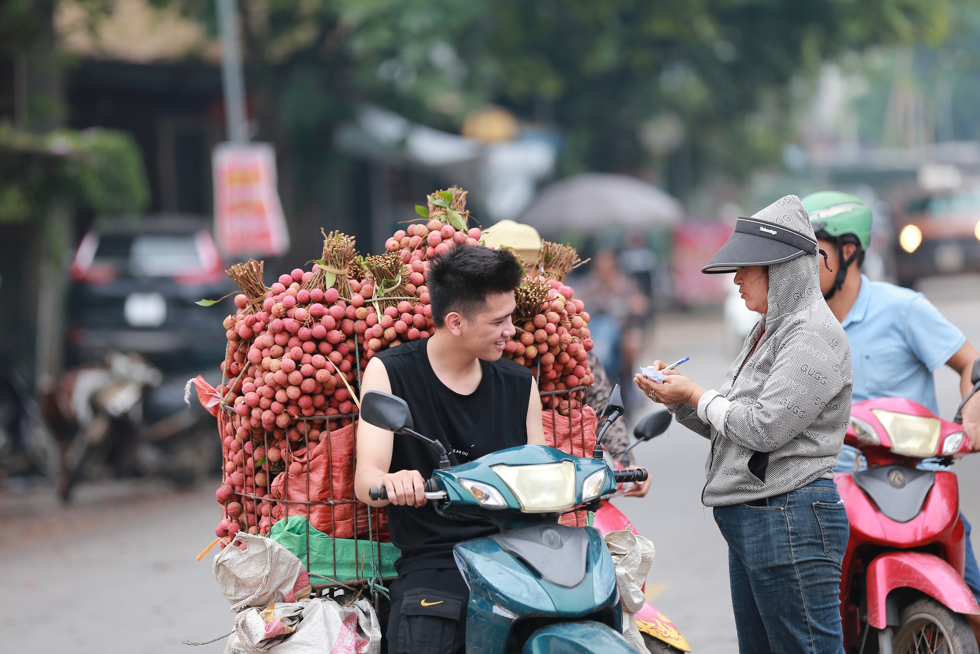 Bắc Giang: Người dân phấn khởi vì giá vải thiều cao chưa từng có, gần 100.000 đồng/kg- Ảnh 7.