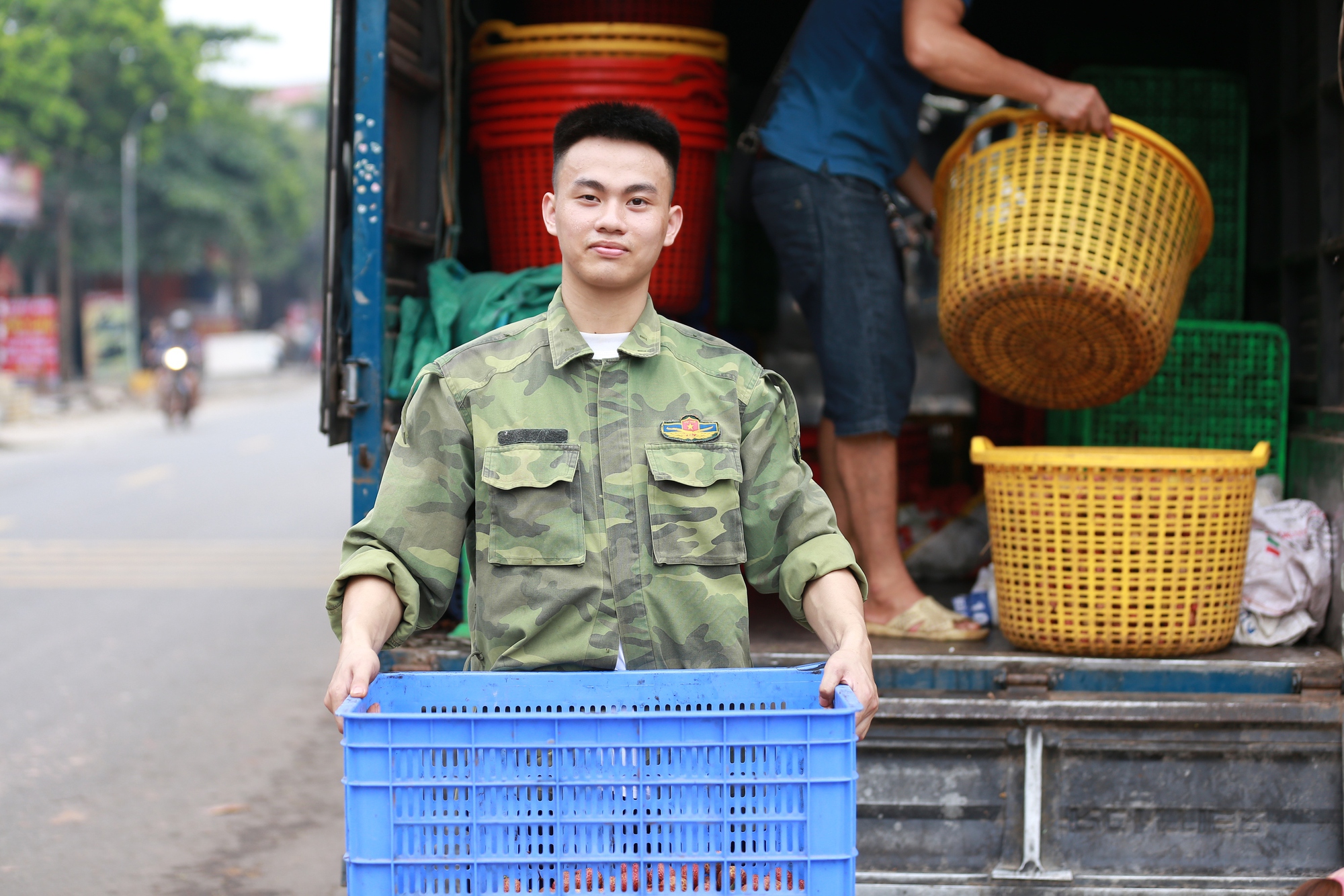 Bắc Giang: Người dân phấn khởi vì giá vải thiều cao chưa từng có, gần 100.000 đồng/kg- Ảnh 18.