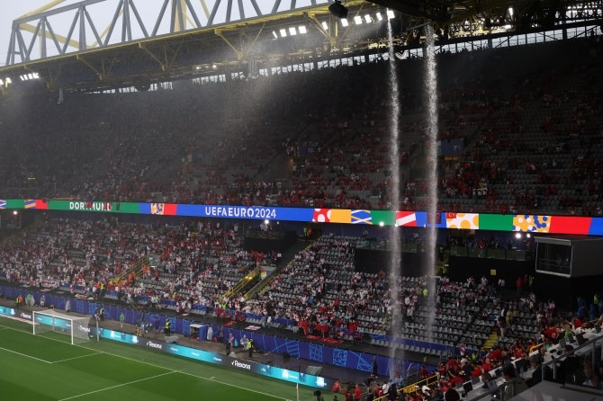 Hình ảnh sốc tại Euro 2024: Sân dột như thác sau bão, hàng chục fan xô xát nảy lửa ngay trên khán đài- Ảnh 1.