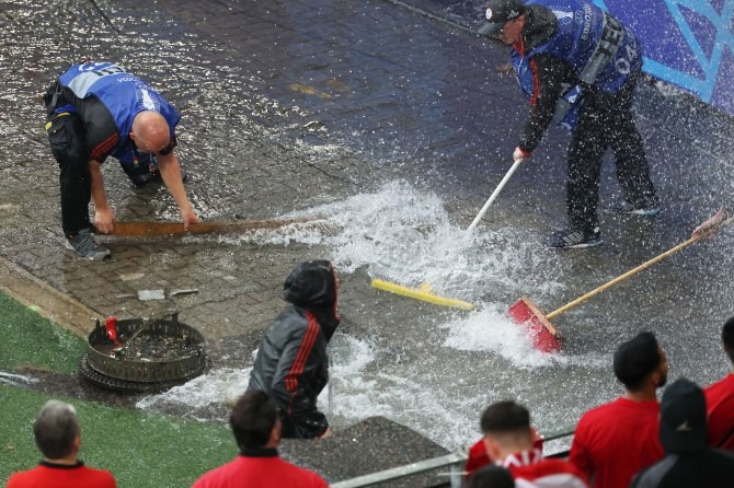 Hình ảnh sốc tại Euro 2024: Sân dột như thác sau bão, hàng chục fan xô xát nảy lửa ngay trên khán đài- Ảnh 5.