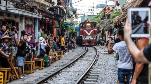 Công an đang truy tìm cô gái lao ra đầu tàu đang chạy để chụp ảnh, quán cà phê bị phạt 7,5 triệu đồng- Ảnh 2.