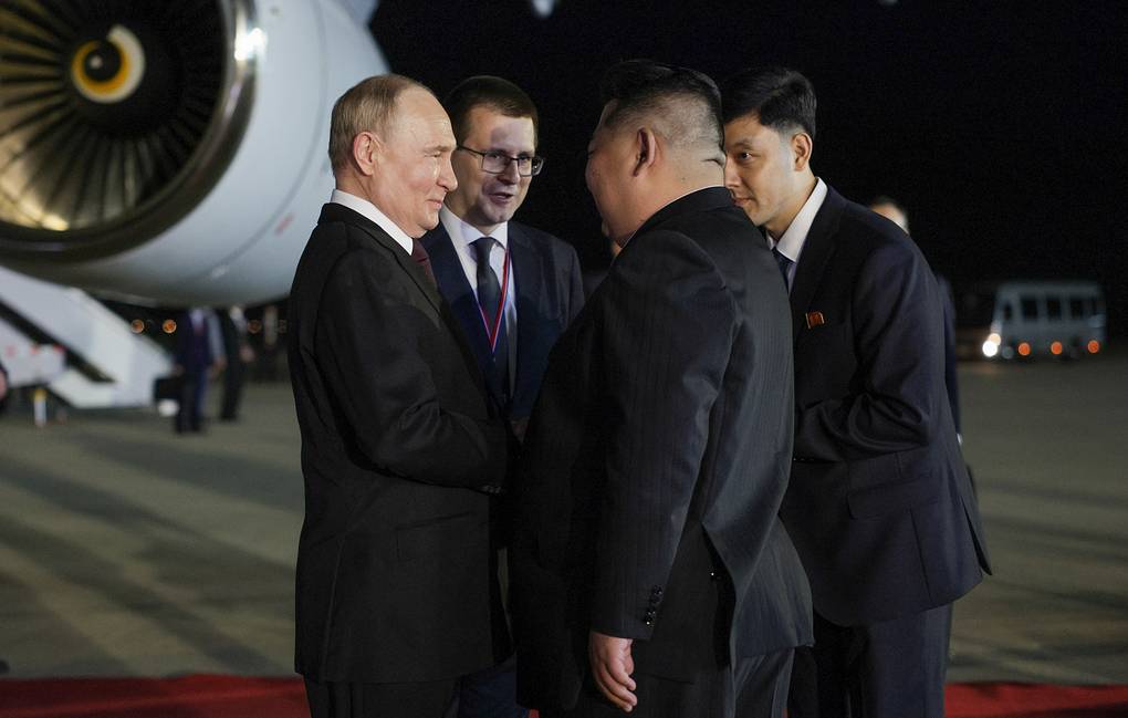 Nhà lãnh đạo Triều Tiên Kim Jong-un chào đón Tổng thống Nga Vladimir Putin tại sân bay. Ảnh TASS