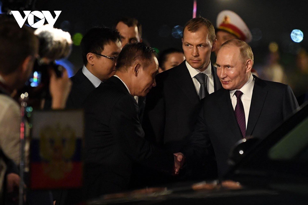 Tổng thống Nga Putin đến sân bay Nội Bài, bắt đầu thăm cấp Nhà nước tới Việt Nam- Ảnh 2.