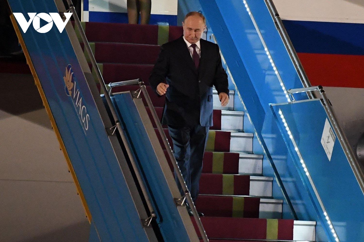 Tổng thống Nga Putin đến sân bay Nội Bài, bắt đầu thăm cấp Nhà nước tới Việt Nam- Ảnh 1.