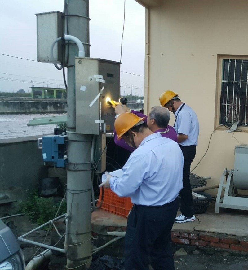 Thợ điện phát hiện đường dây bất thường nối với đèn giao thông: Cảnh sát vào cuộc điều tra, đối tượng trộm hơn 10.500 kWh điện bị bắt giữ- Ảnh 2.