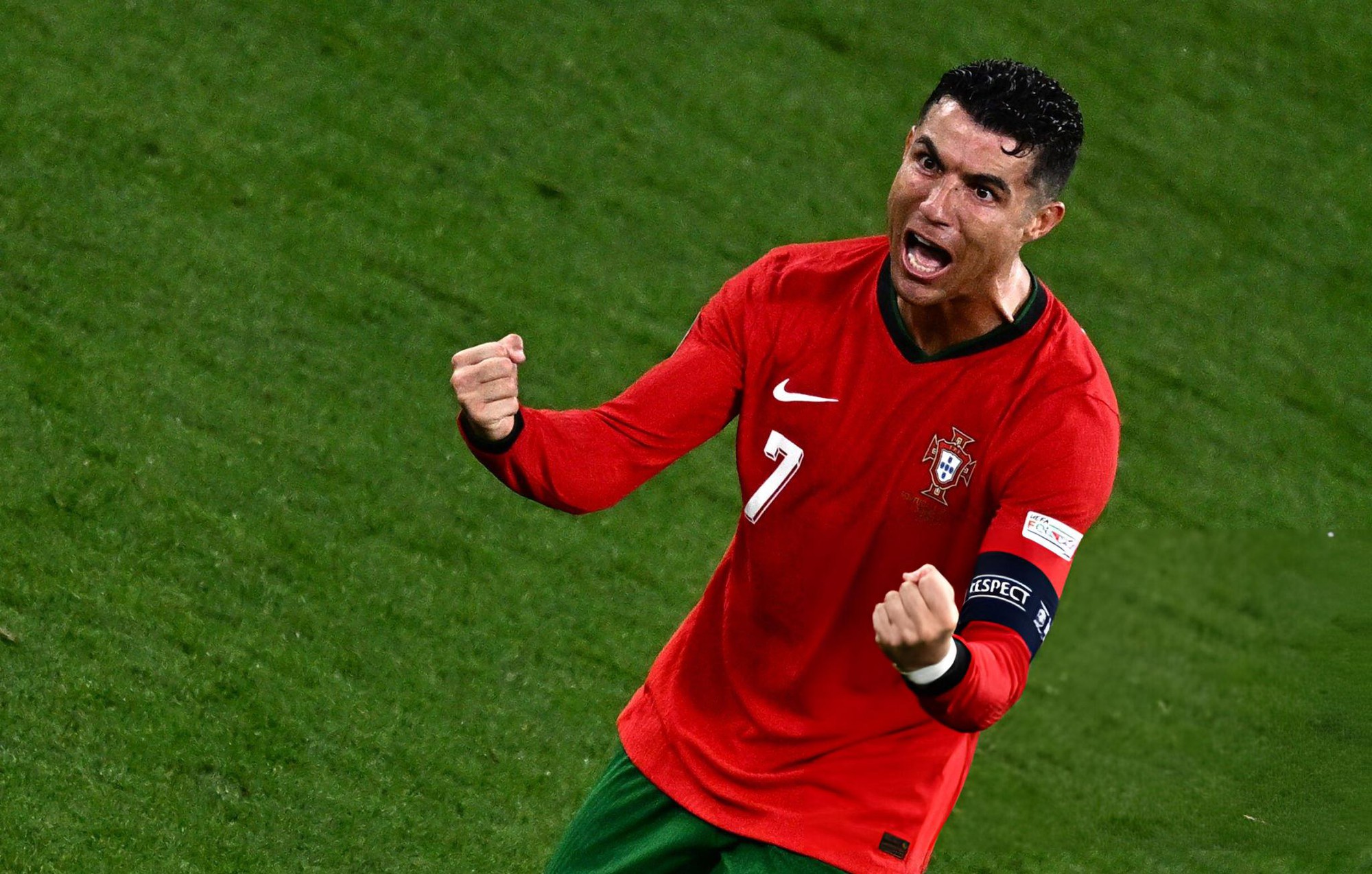 Xúc động khoảnh khắc ăn mừng vỡ òa của Ronaldo sau chiến thắng nghẹt thở tại Euro: 20 năm vẫn còn nguyên khát khao- Ảnh 5.