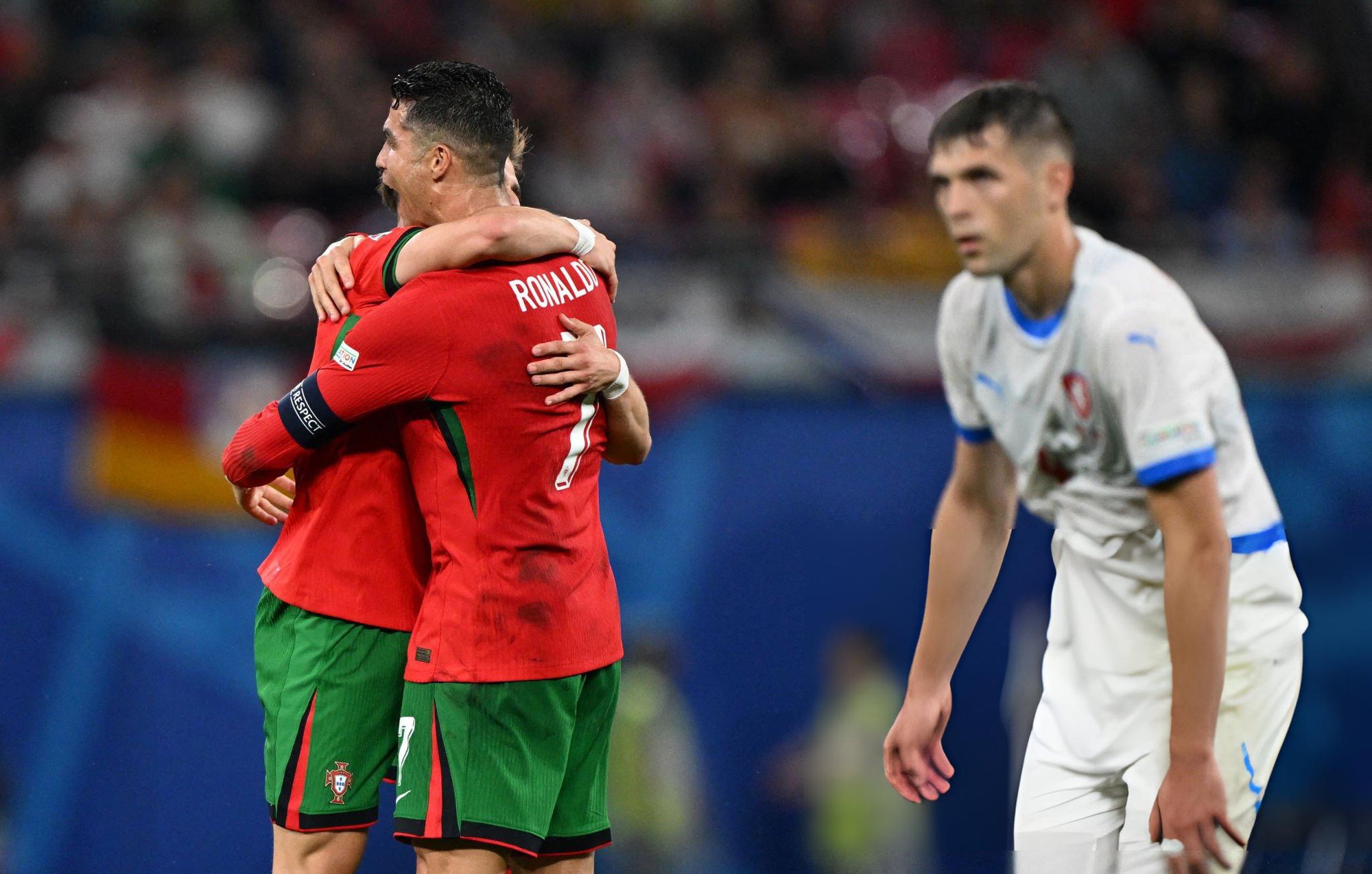 Xúc động khoảnh khắc ăn mừng vỡ òa của Ronaldo sau chiến thắng nghẹt thở tại Euro: 20 năm vẫn còn nguyên khát khao- Ảnh 2.