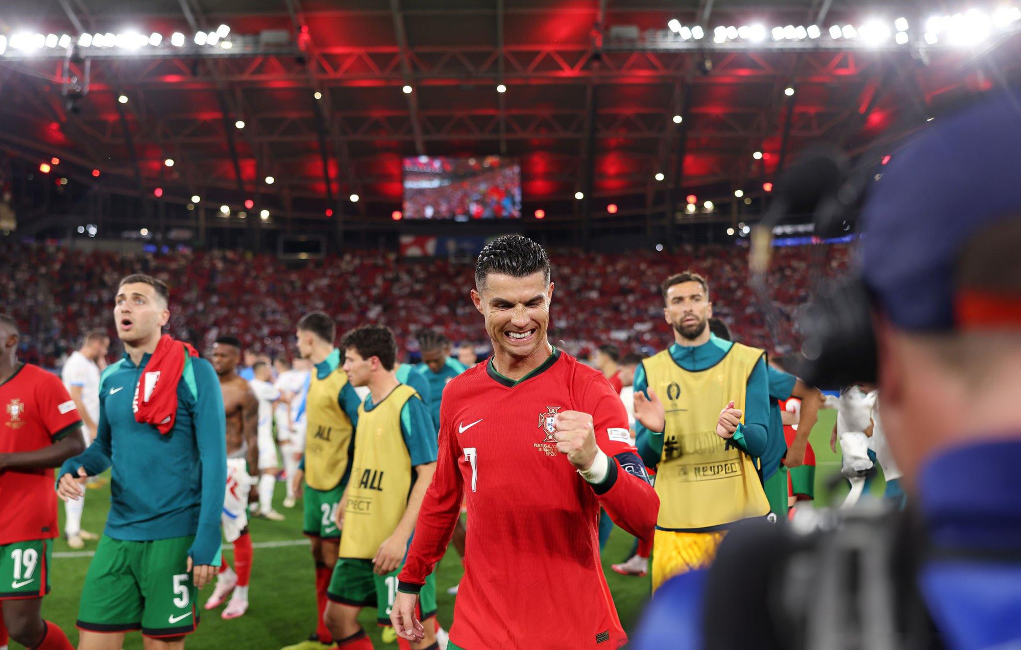 Xúc động khoảnh khắc ăn mừng vỡ òa của Ronaldo sau chiến thắng nghẹt thở tại Euro: 20 năm vẫn còn nguyên khát khao- Ảnh 6.