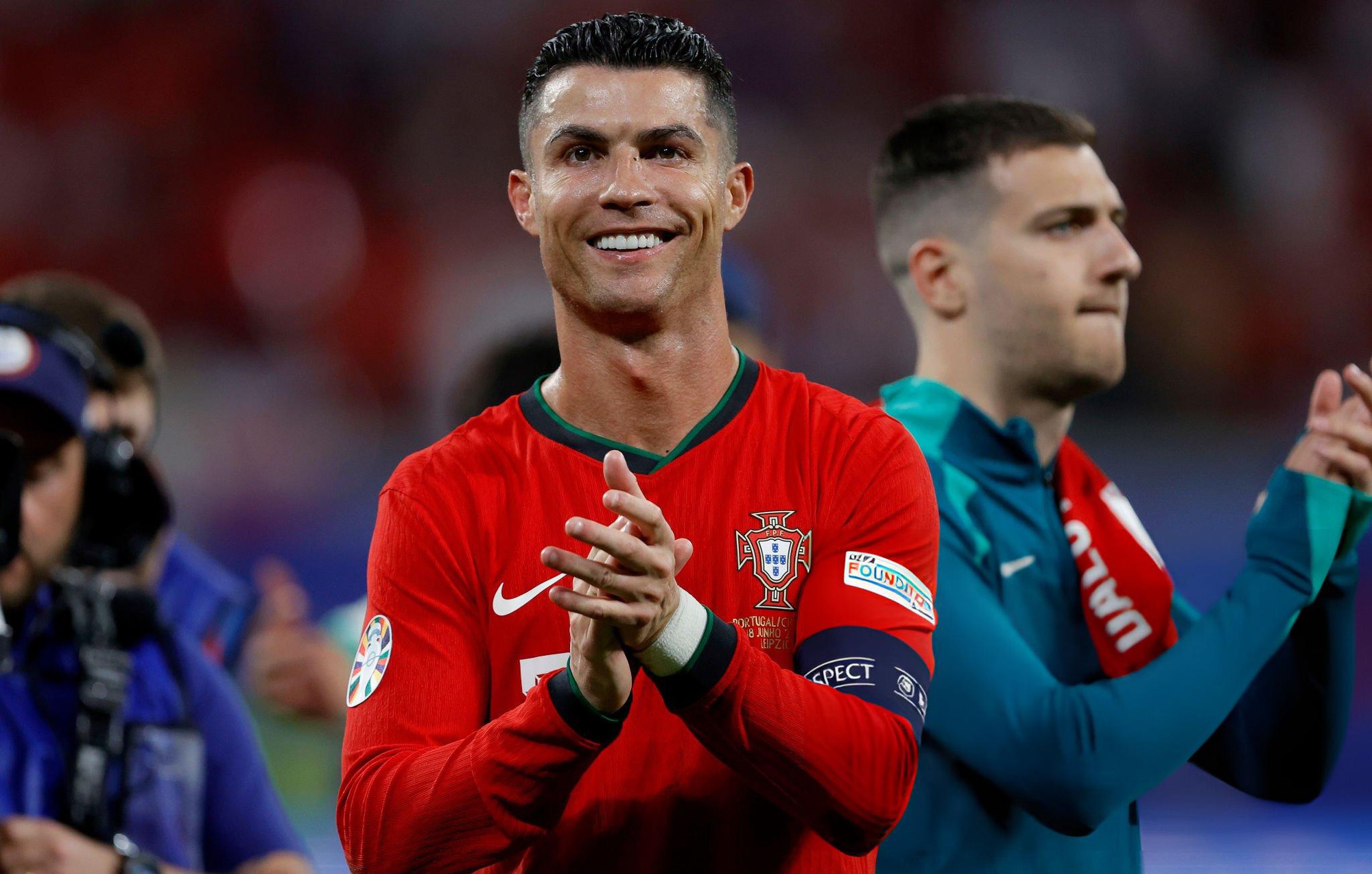Xúc động khoảnh khắc ăn mừng vỡ òa của Ronaldo sau chiến thắng nghẹt thở tại Euro: 20 năm vẫn còn nguyên khát khao- Ảnh 8.