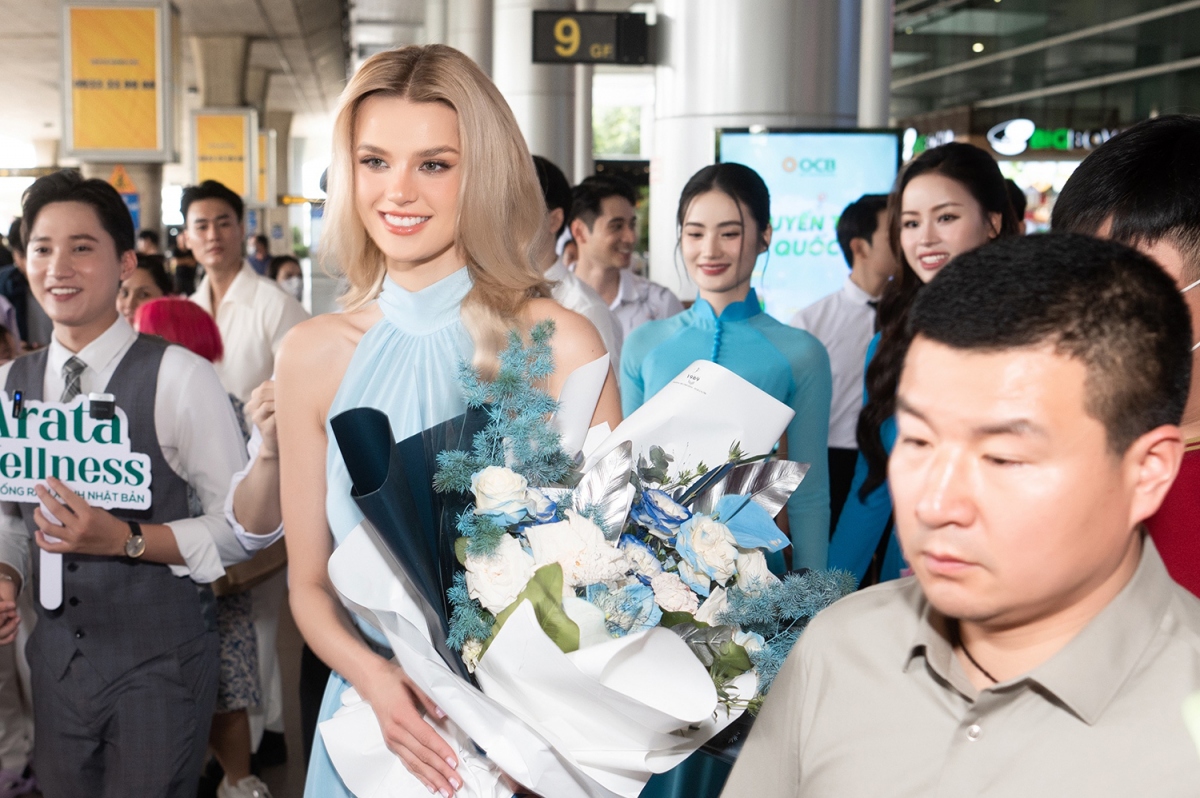 Cận nhan sắc búp bê của đương kim Miss World 2024 khi đến Việt Nam- Ảnh 1.