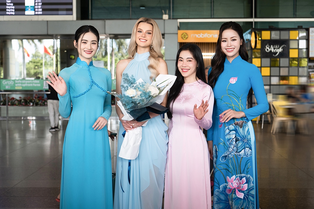 Cận nhan sắc búp bê của đương kim Miss World 2024 khi đến Việt Nam- Ảnh 2.