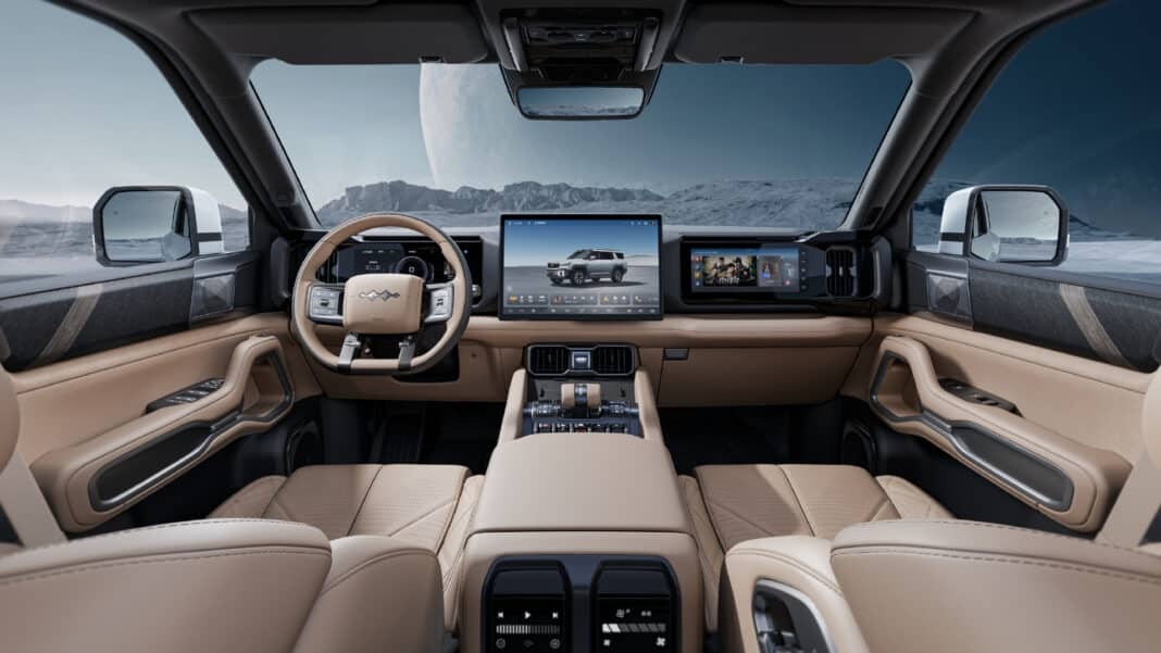 SUV mới của BYD đấu G-Class có thêm thông tin ‘hot’: Giá quy đổi 1,75 tỷ đồng, mạnh 939 mã lực khủng hơn siêu xe, 3 màn hình siêu lớn- Ảnh 2.