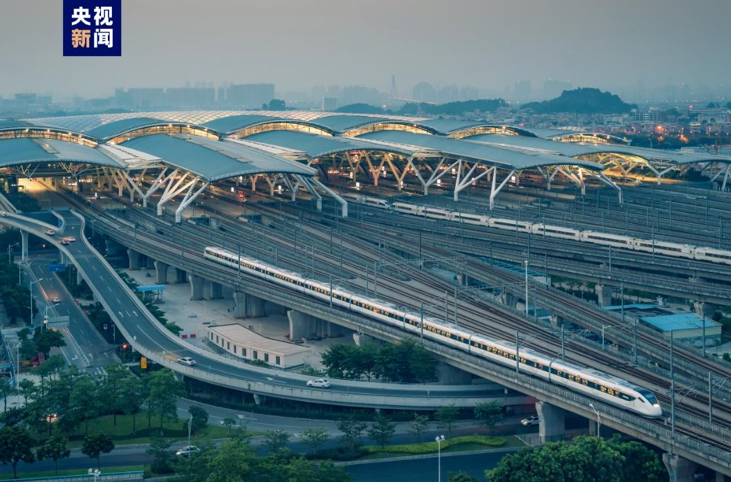 Trung Quốc chính thức vận hành hệ thống “siêu tàu điện ngầm” mới toanh khiến thế giới trầm trồ: Vận tốc tối đa 200 km/h, đi liền 5 thành phố trong 1 ngày, hành khách sáng lên núi chiều xuống biển- Ảnh 1.