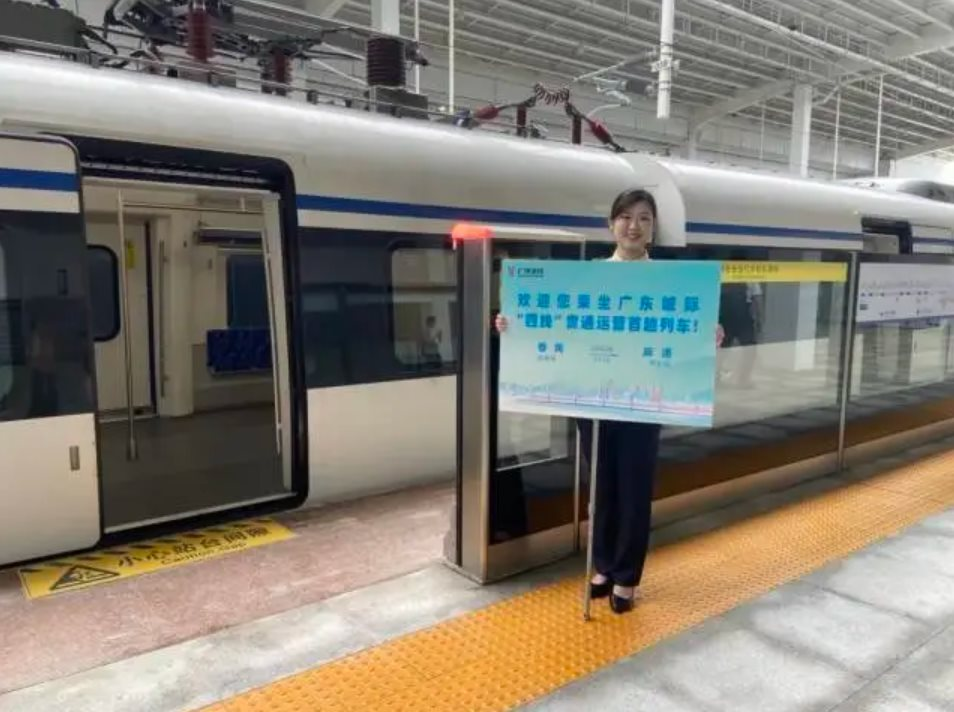 Trung Quốc chính thức vận hành hệ thống “siêu tàu điện ngầm” mới toanh khiến thế giới trầm trồ: Vận tốc tối đa 200 km/h, đi liền 5 thành phố trong 1 ngày, hành khách sáng lên núi chiều xuống biển- Ảnh 2.