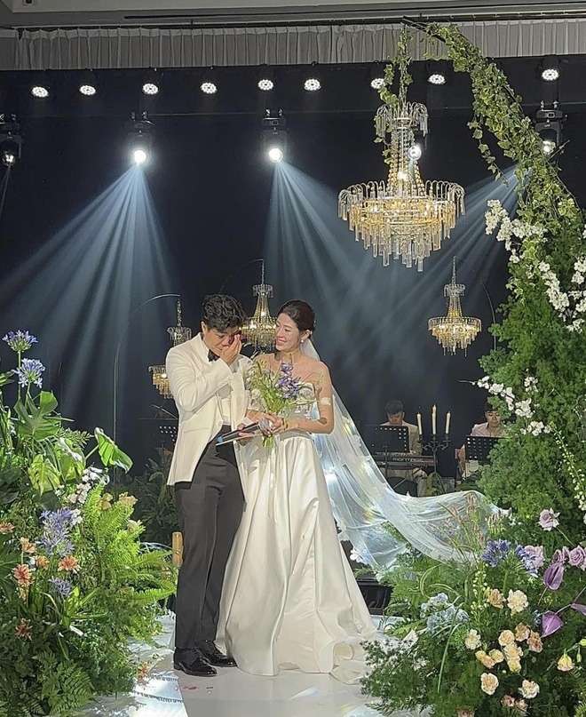 Nam ca sĩ tổ chức đám cưới ở Hà Nội vào tối nay: Visual cô dâu ấn tượng, dàn sao Vbiz góp mặt- Ảnh 2.