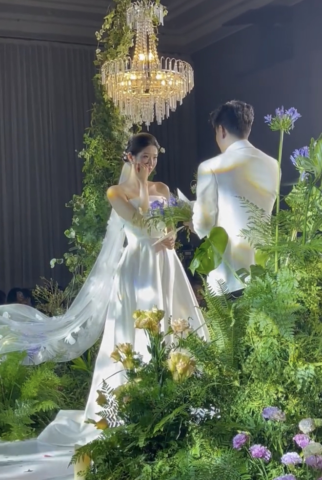 Nam ca sĩ tổ chức đám cưới ở Hà Nội vào tối nay: Visual cô dâu ấn tượng, dàn sao Vbiz góp mặt- Ảnh 3.