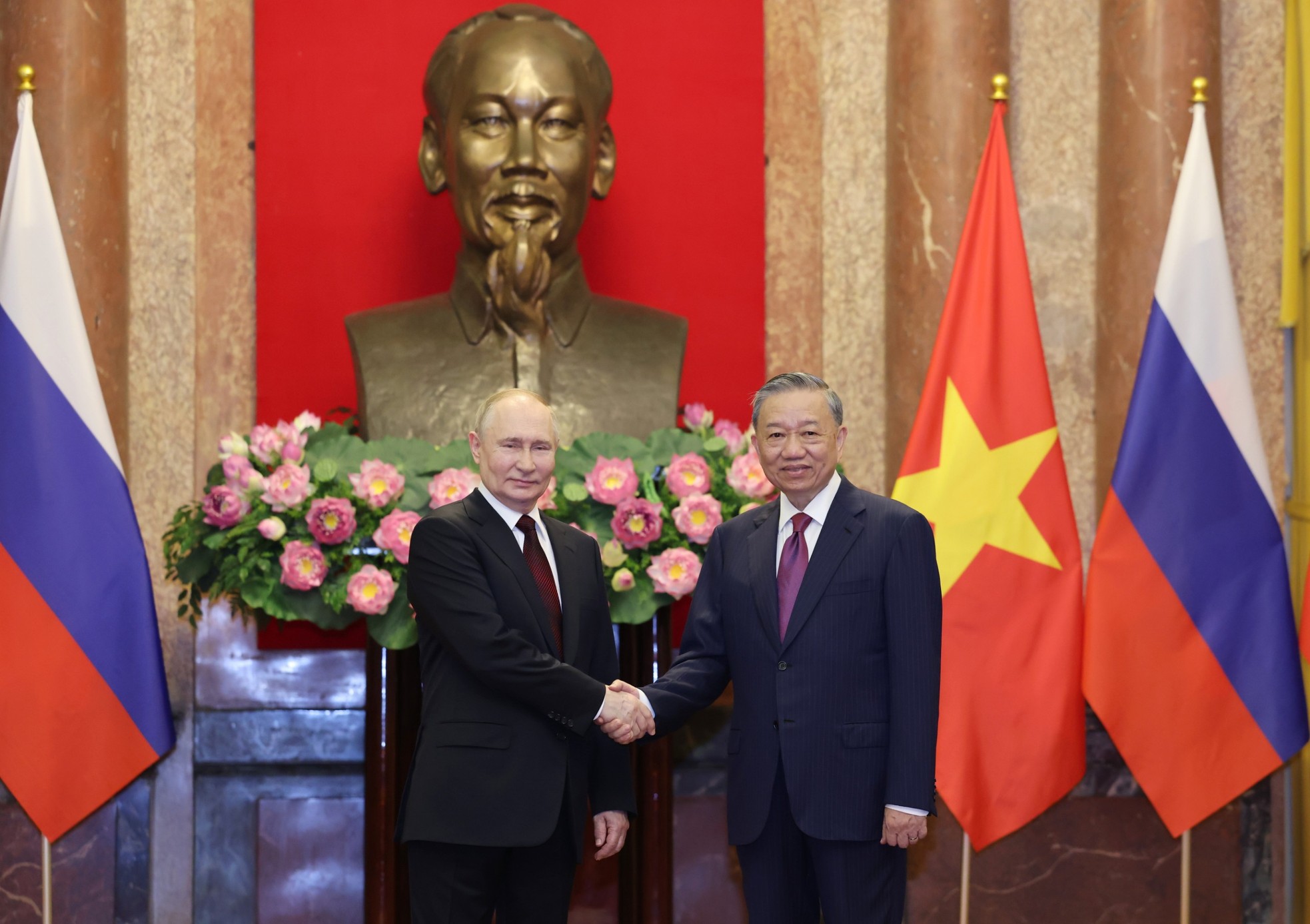 Việt Nam bắn 21 phát đại bác chào mừng Tổng thống Nga Putin- Ảnh 3.