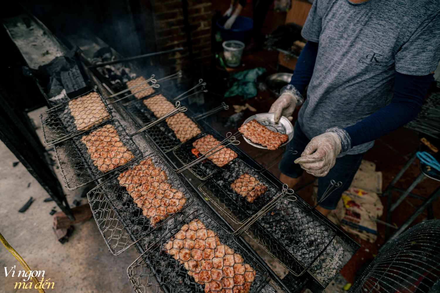 Ăn gì ở Ninh Bình? Ghé hàng miến lươn nức tiếng tuổi đời hơn nửa thế kỷ, thưởng thức bún chả vuông tại quán ngày bán 