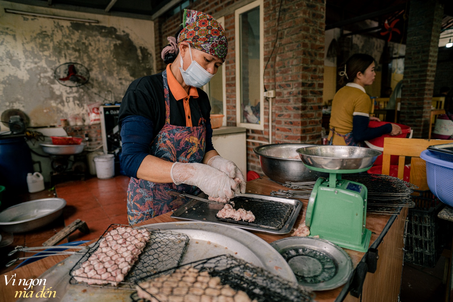 Ăn gì ở Ninh Bình? Ghé hàng miến lươn nức tiếng tuổi đời hơn nửa thế kỷ, thưởng thức bún chả vuông tại quán ngày bán 