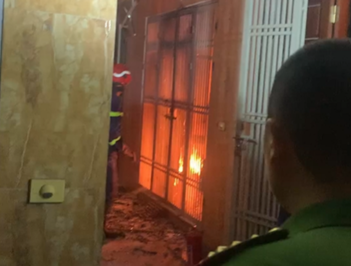 Cảnh sát cứu một người thoát khỏi đám cháy nhà trong đêm ở Hà Nội- Ảnh 1.