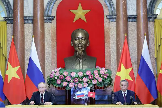 Chủ tịch nước Tô Lâm và Tổng thống Nga Vladimir Putin gặp gỡ báo chí- Ảnh 1.