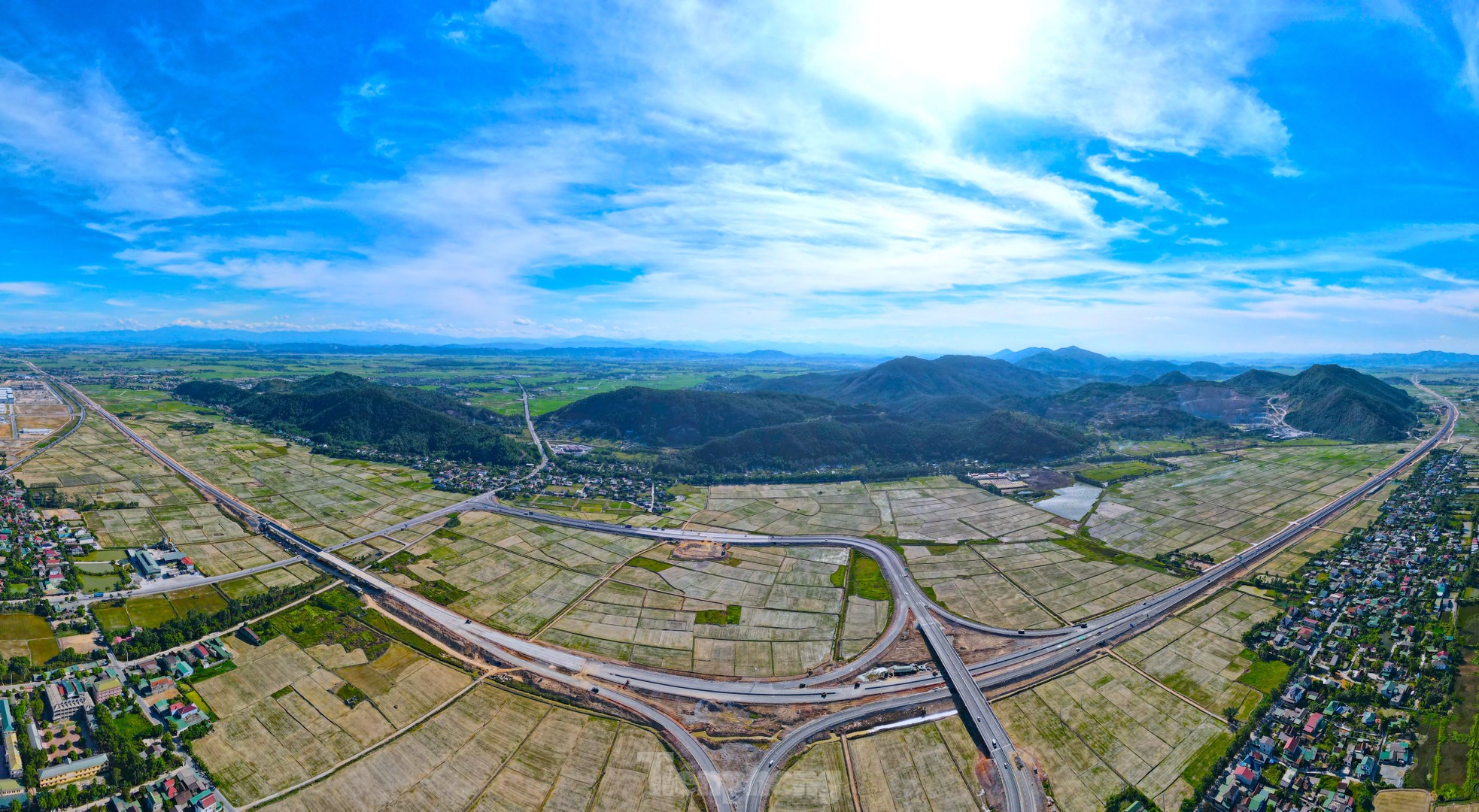 Tận thấy cao tốc Diễn Châu - Bãi Vọt hơn 11.000 tỷ sắp thông xe- Ảnh 1.
