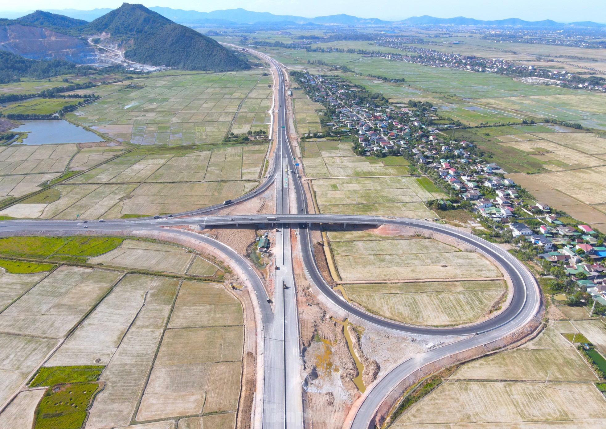 Tận thấy cao tốc Diễn Châu - Bãi Vọt hơn 11.000 tỷ sắp thông xe- Ảnh 2.