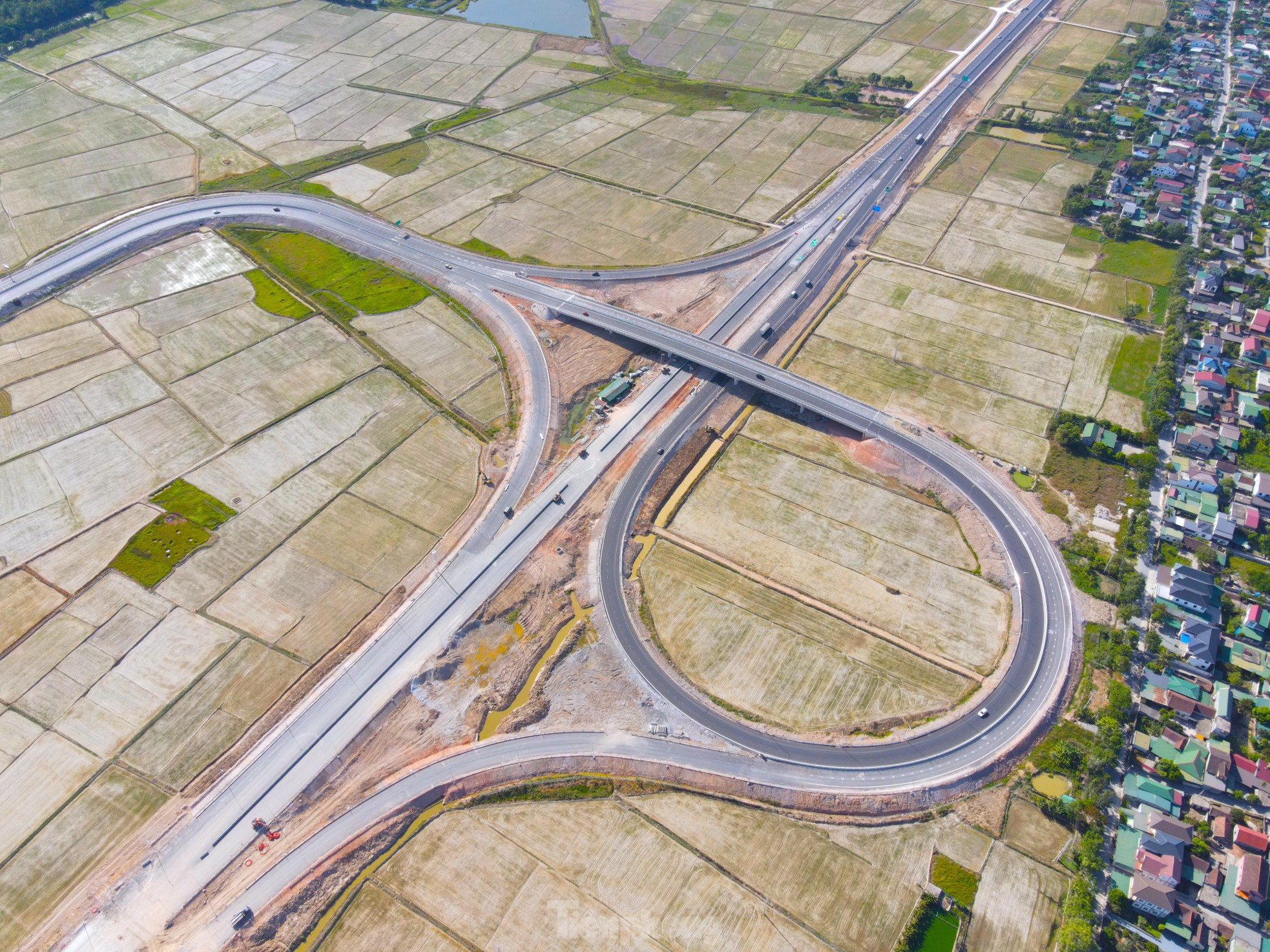 Tận thấy cao tốc Diễn Châu - Bãi Vọt hơn 11.000 tỷ sắp thông xe- Ảnh 4.