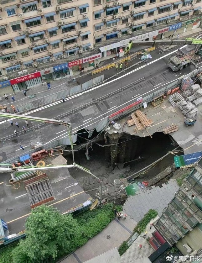 Trung Quốc: Sập công trình xây ga tàu điện ngầm làm xuất hiện hố tử thần- Ảnh 1.