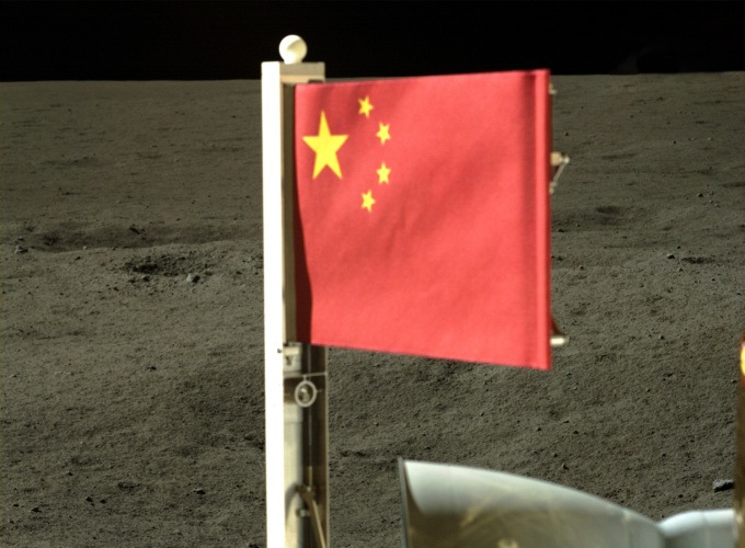 Lá cờ siêu bền của Trung Quốc cắm trên Mặt Trăng có công nghệ gì đặc biệt?- Ảnh 1.
